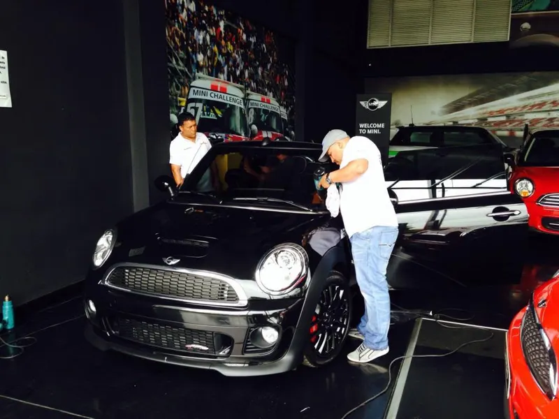 Mini Cooper negro en el taller de Rehobot