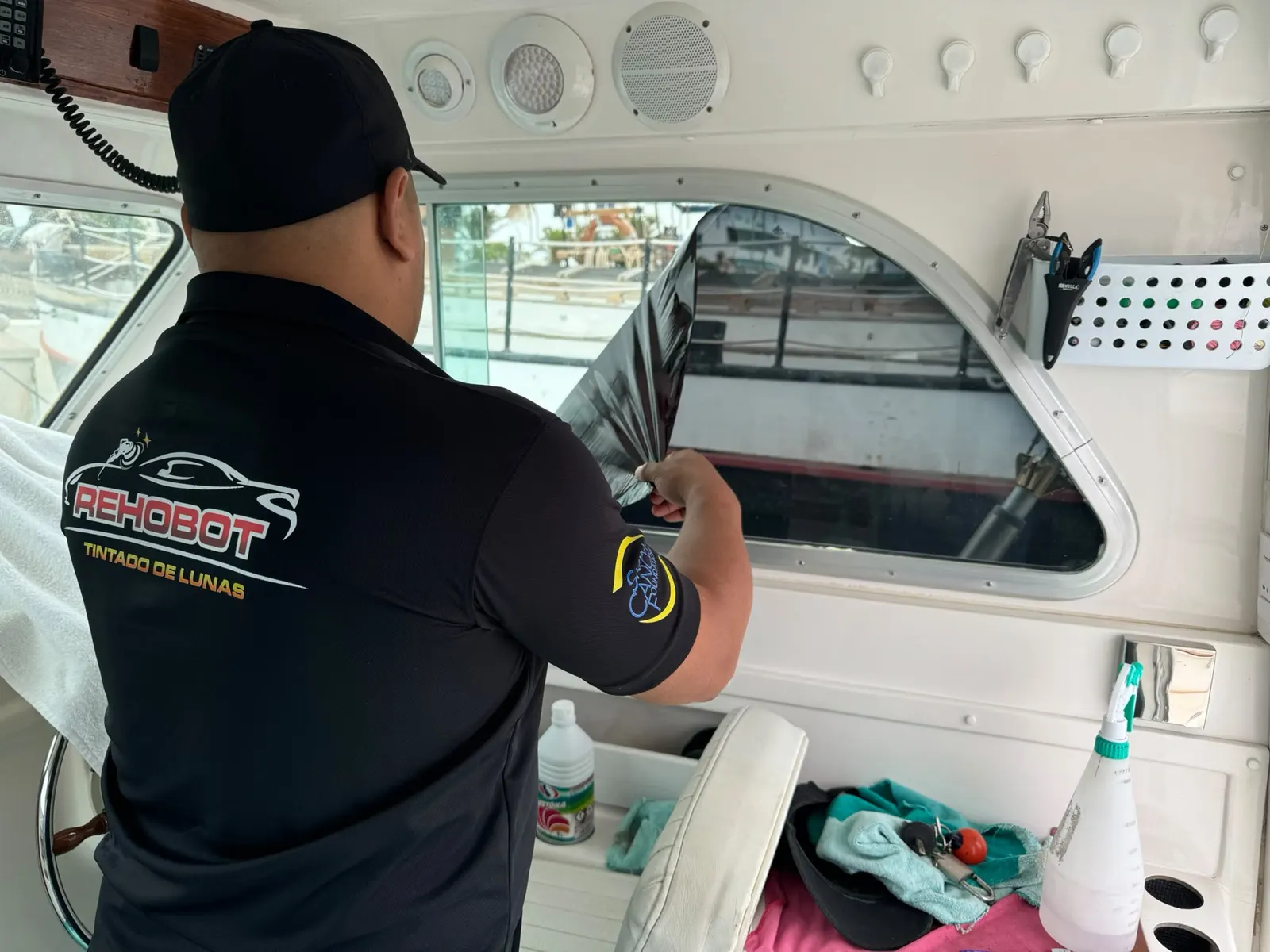 Instalador de Rehobot polarizando la ventana interior de una camioneta